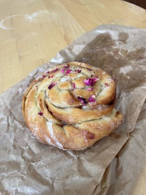 Lemon rose cinnamon roll  at Kawiarnia Nie wylej in Lublin