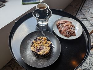 Cynamonka i monoporcja jagodowa. at Kawiarnia Nie wylej in Lublin