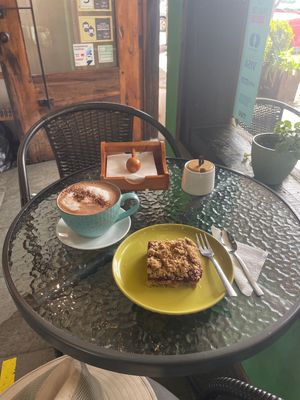 Crumble & hot chocolate   at Pastelería Datílvainilla Veggie in Pucon