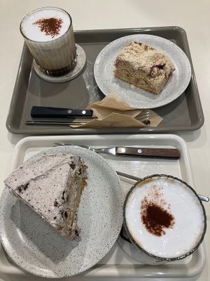 Raspberry crumble, oreo cake, and almond cream latte  at Fall in the Pool in Daejeon
