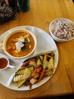Tom yum, wok, samosa, spring roll, rice at Thai Chiangmai in Brussels