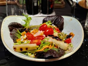 Ensalada con calçots at La Quinta Justa in Olot