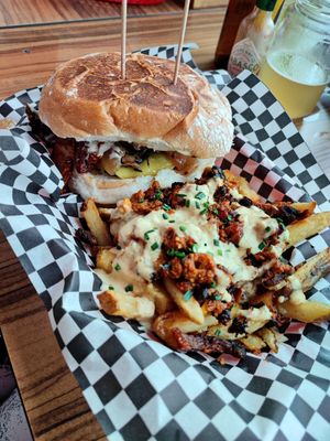 Hamburguesa orisha con papas montana at Rockabilly in Gran Canaria