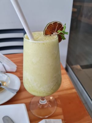Pineapple and mint smoothie at Jugobar in San Jose