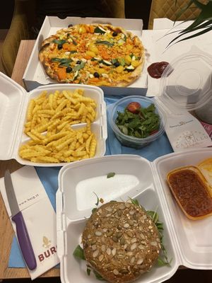 🔝 Pizza Marcello Speciale, Veganer Burger mit Salat und extra Pommes 🔝 (Dieses mal zum Mitnehmen)  at GenussSpecht in Spielberg