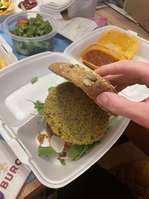 Veganer Burger mit Avocado-Quinoa Patty 🔝   at GenussSpecht in Spielberg