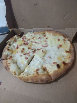 Un peu vide, non ? at Pidz in Paris