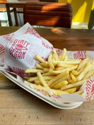 Garlicious chick’n burger and fries at Dirty Vegan - Barcode Street Food in Oslo