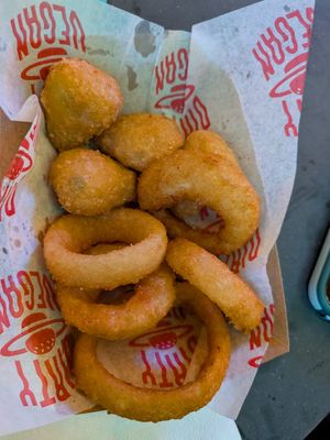 Cheese poppers and onion rings at Dirty V - Barcode Street Food in Oslo