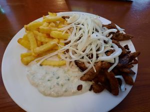 Veganes Gyros mit Pommes und Tzaziki at Schaberger Bahnhof in Solingen