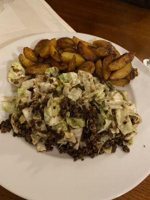 Kohl mit veganem Hack und Kartoffelspalten… würzig knackig und sehr gut gewürzt !  at Schaberger Bahnhof in Solingen