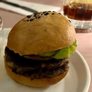 Burguer doble portobello (vienen 2) con patatas paja  at MUDRA Plant Based  in Madrid
