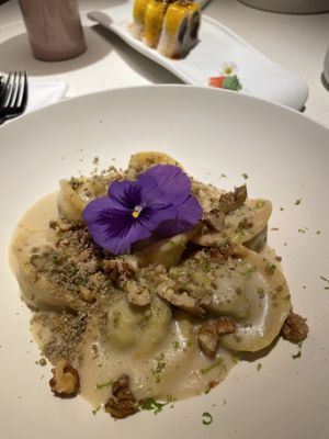 Tortellinis de guisantes   at MUDRA Plant Based  in Madrid