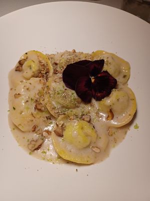 Raviolis de guisante at MUDRA Plant Based  in Madrid