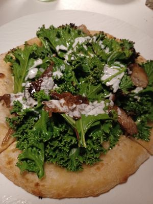 Pizza trufada de kale at MUDRA Plant Based  in Madrid