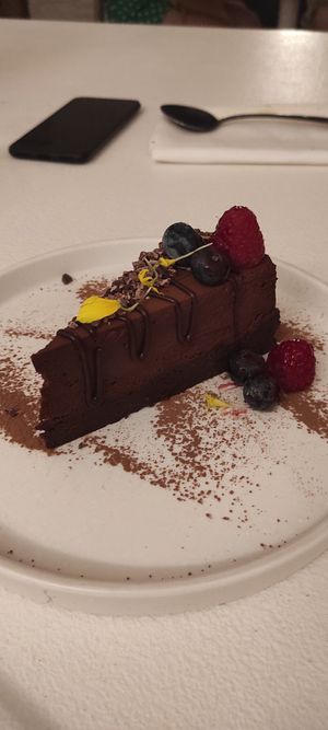 Tarta de chocolate at MUDRA Plant Based  in Madrid