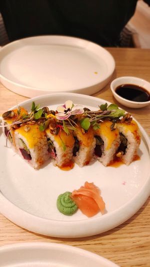 Uramaki Mango. 10 piezas, buenísimo at MUDRA Plant Based  in Madrid