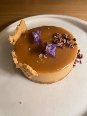 Coconut "dulce de leche" cheesecake - Almond and date biscuit base, with cashew cheese and coconut milk sweet. at MUDRA Plant Based  in Madrid