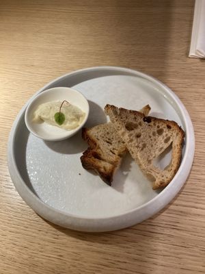 Pan de centeno con mantequilla a base de almendras (aperitivo)  at MUDRA Plant Based  in Madrid