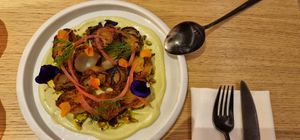 Cebollitas glaseadas con crema de aguacate at MUDRA Plant Based  in Madrid