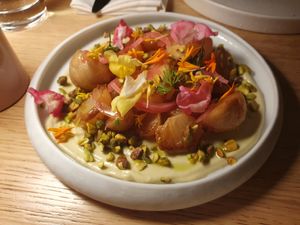 Miso butter onions at MUDRA Plant Based  in Madrid