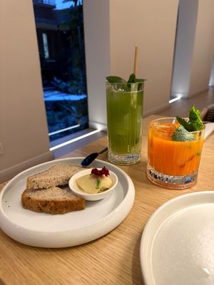 Alcohol-free cocktails: Green paradise + Naranja style at MUDRA Plant Based  in Madrid