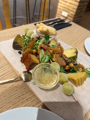 Vegan cheese platter at Amberes The Vegetarian Wine And Cocktail Bar in Valencia