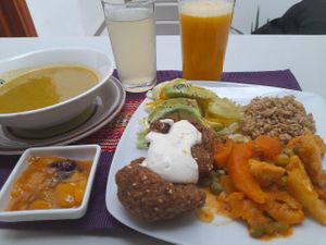 #happyfriday #delivery #medellin
Vegetable and chard cream
Oatmeal in grain
Spring vegetables
Grain and seed halapes
Fresh salad
Yellow fruit nectar or guarapo
Tree tomato d at Las Veganas in Medellin