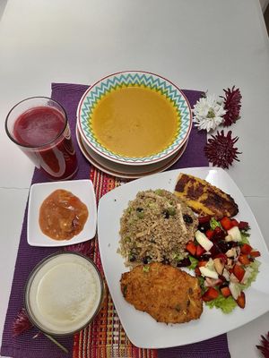 Crema de betacarotenos
Especial quinua de primavera
Coptas de soya
Ensalada fresca
Méctar de piña o uva
Postre de guayaba at Las Veganas in Medellin