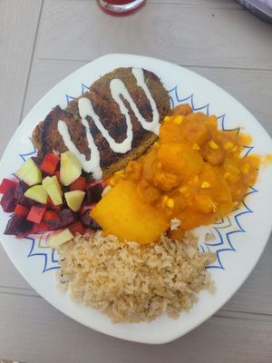 menu del día delicioso: yuca al curry, lentil protein, salad and rice at Las Veganas in Medellin