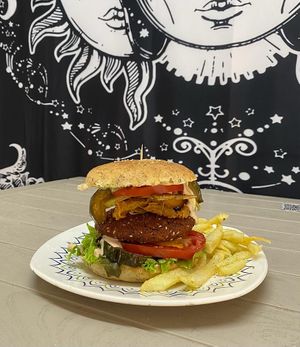 Nuestra especial hamburguesa del rey krishna 🌿 at Las Veganas in Medellin