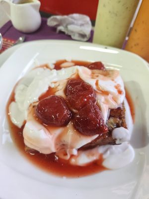 postre: torta de banano con fresas y yogur de soya at Las Veganas in Medellin