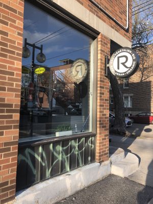 Counter at Rawesome Cafe in Montreal