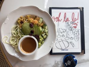 Raw salad with a satay like dressing. Also very tasty! 🤤  at Oslo Raw Bakery in Oslo