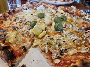Pizza Funghi mit veganem Käse und Artischocken at Pizza Garten in Zingst