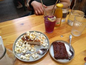 Brownie and vegan cheesecake at BRÛLÉ in Toulouse