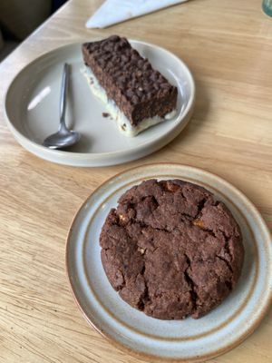Riz chocolat + cookie chocolat cacahuète   at BRÛLÉ in Toulouse