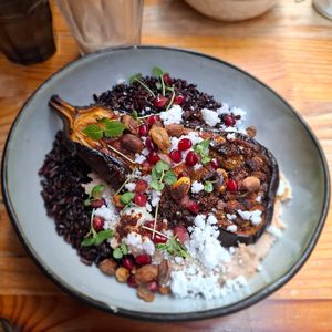 Aubergine rôtie 🤤 légèrement relevée, avec houmous, riz noir, pistache, grenade, et feta végétale at BRÛLÉ in Toulouse