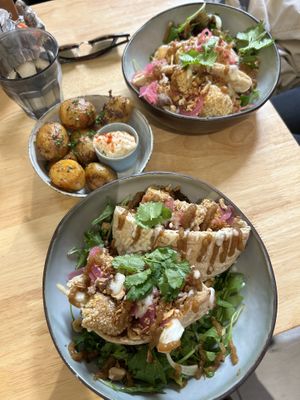 Pain pita au tofu croustillant et pdt grenailles  at BRÛLÉ in Toulouse