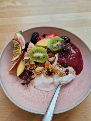 Joghurt mit Granola und Früchten der Saison at Marshall Street Coffee in Hamburg