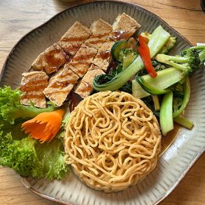 Frittierte Ramennudeln mit Gemüse und Tofu  at Omachi in Rostock