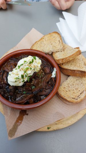 Mushrooms with vegan aioli and bread at Festinar in Valencia