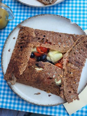 Galette vegane : olives, tomates cerises, artichauts at Le Comptoir de Mamie Bigoude in Blois