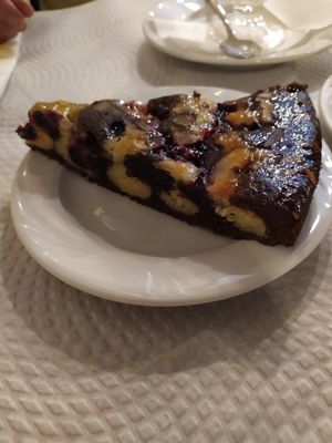 Tarte vegan de chocolate e frutos vermelhos at Oasis Vegetariano - Marques de Sa da Bandeira in Lisbon