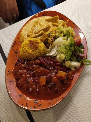 Prato misto de feijoada vegetariana e seitan em molho de caril com arroz integral e salada at Oasis Vegetariano - Marques de Sa da Bandeira in Lisbon