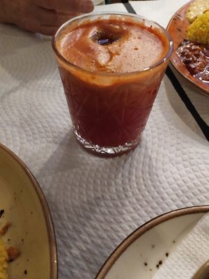 Sumo Oásis (gengibre, laranja, maçã, cenoura e beterraba) at Oasis Vegetariano - Marques de Sa da Bandeira in Lisbon