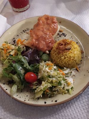 Rolo belga vegan com arroz integral e salada at Oasis Vegetariano - Marques de Sa da Bandeira in Lisbon