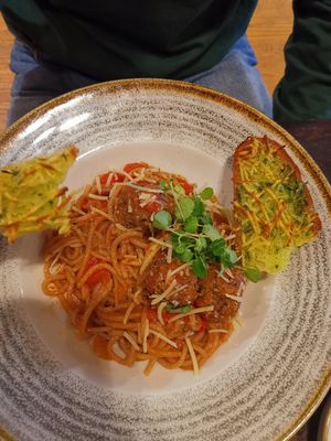 Meatball spaghetti and a side of cheesy garlic bread at Punk Pasta in London