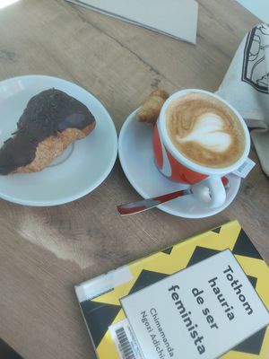 Café amb llet de civada i caracola de xocolata acompanyats d'un genial assaig feminista 💜 at La Veggiesseria in Tarragona