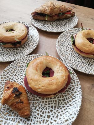 Bagels d'embotit, petit croissant de xoco i croissant gran amb amanida i hummus at La Veggiesseria in Tarragona